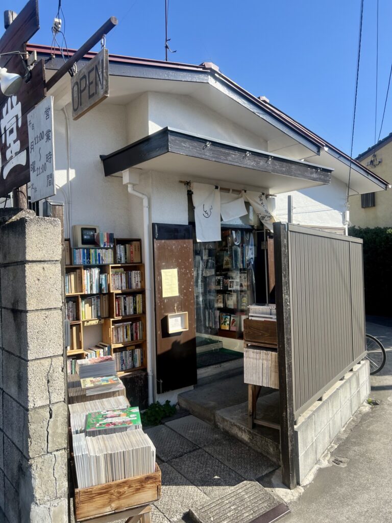 誰かの興味に寄り添ってくれる逗子の古本屋『古本イサド ととら堂』。 / 26歳編集者のベターライフを探す旅 #2