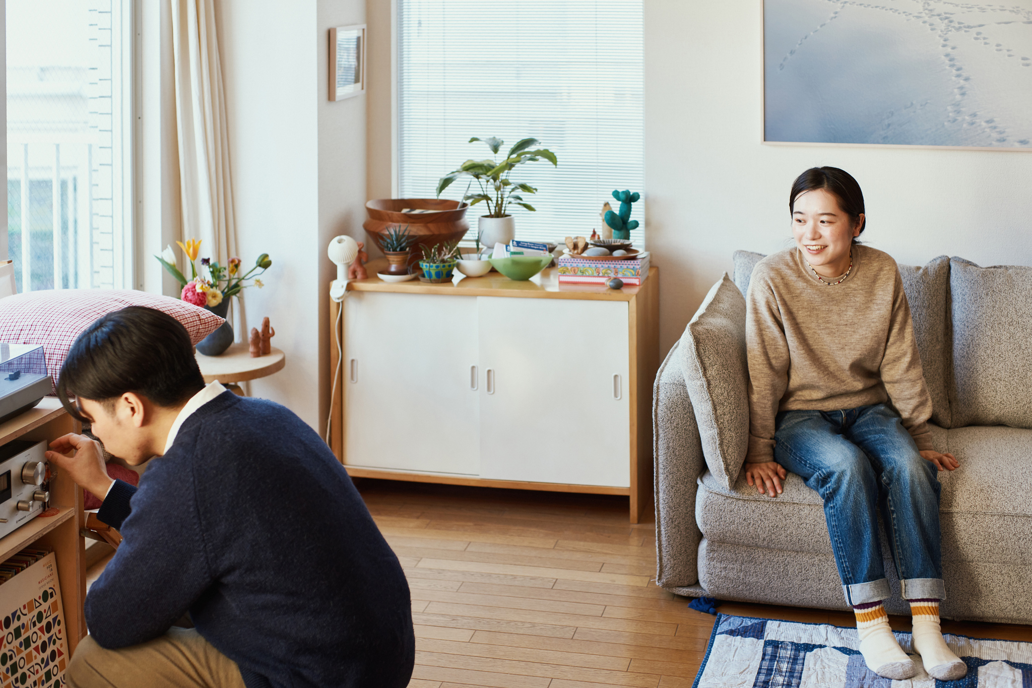 二人の部屋では絶えず、アナログ機材から心地よい音楽が流れる。選曲は吉森さんの役割。「ソファに深く座るとだんだん体がほぐれていく。そうして音楽に浸る時間が楽しくなりました」