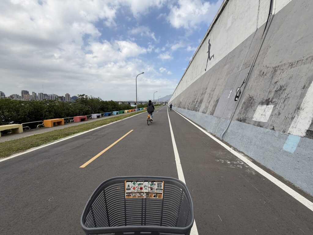 海を目指して3時間の自転車旅。編集後記「台湾でしたいこと」台北を縦に流れる淡水河に沿って伸びるサイクリングロード。台湾は右側通行なので、日本の逆、と意識しながら走ります。