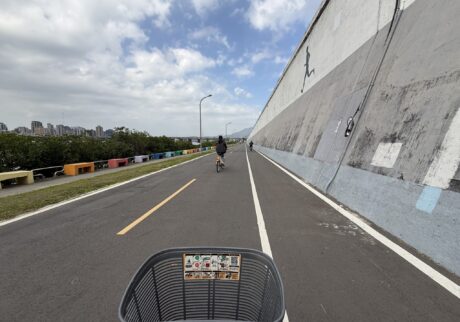 海を目指して3時間の自転車旅。編集後記「台湾でしたいこと」台北を縦に流れる淡水河に沿って伸びるサイクリングロード。台湾は右側通行なので、日本の逆、と意識しながら走ります。