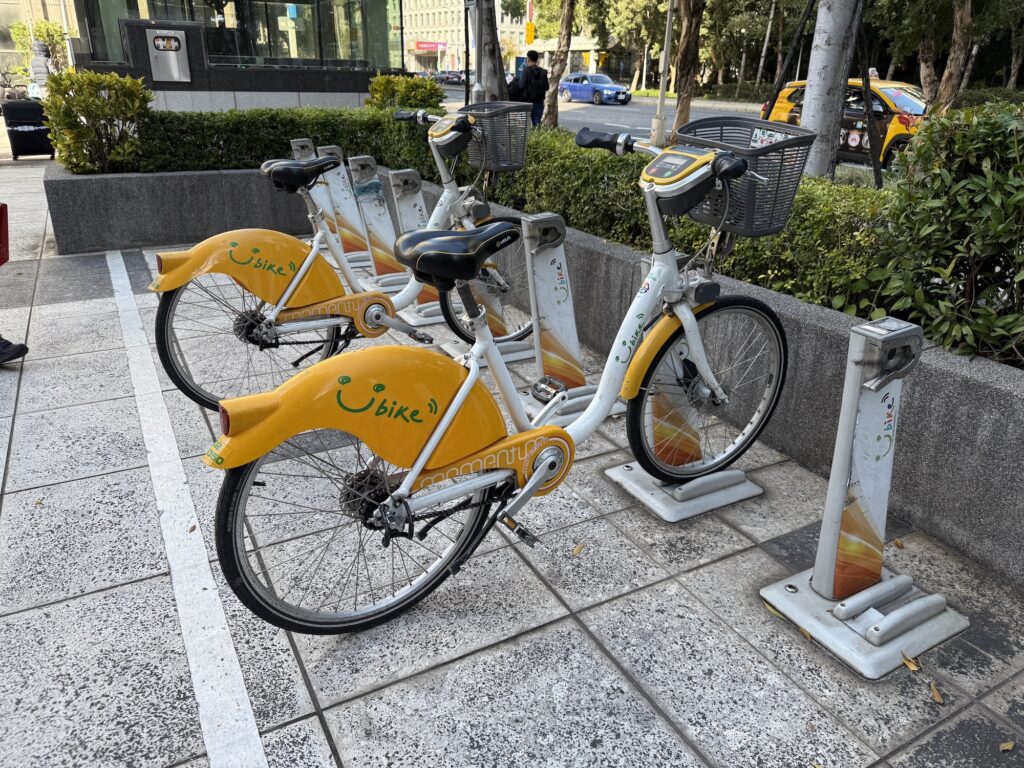 海を目指して3時間の自転車旅。編集後記「台湾でしたいこと」台湾でシェアサイクルといえば、「YouBike」。街のいたるところにポートが設置されています。アプリでポートの場所や貸出可能な台数を見ることができて、レンタル後は別のポートで自由に返却可能。会員登録には台湾の電話番号が必要ですが、持っていなくてもクレジットカードさえあれば気軽に利用できるのが旅行者に嬉しい。