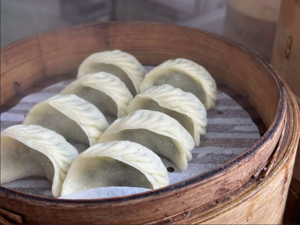 素食 (台湾のベジタリアン料理) を中心に提供する『永青素食點心坊』より、野菜蒸し餃子95元。皮が薄く、餡がたっぷり。機械を一切使わず、毎日店内の厨房でベテランのスタッフがひとつひとつ手作りしている。薄皮で餡をたっぷりにするのがこだわり。永青素食點心坊 顧瑋