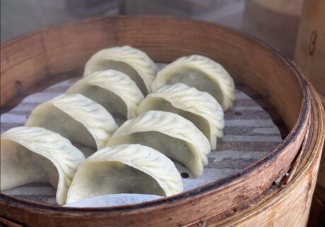 素食 (台湾のベジタリアン料理) を中心に提供する『永青素食點心坊』より、野菜蒸し餃子95元。皮が薄く、餡がたっぷり。機械を一切使わず、毎日店内の厨房でベテランのスタッフがひとつひとつ手作りしている。薄皮で餡をたっぷりにするのがこだわり。永青素食點心坊 顧瑋