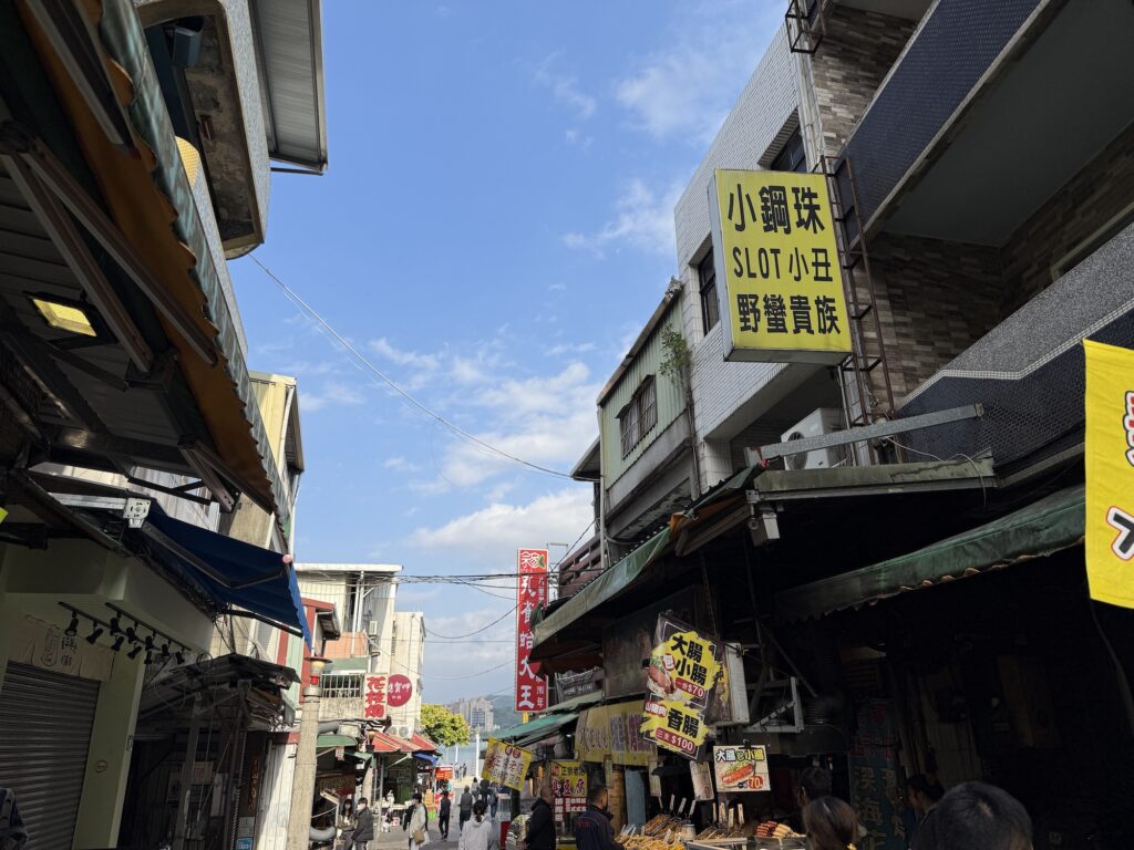 海を目指して3時間の自転車旅。編集後記「台湾でしたいこと」ローカルな飲食店やお土産の店などが集まり、観光客で賑わう「渡船頭老街」。