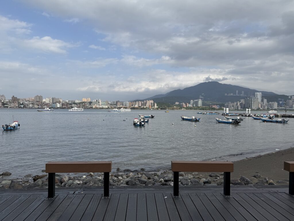 海を目指して3時間の自転車旅。編集後記「台湾でしたいこと」淡水河の河口。向こう岸の港町・淡水とつなぐ渡し船も運行していました。