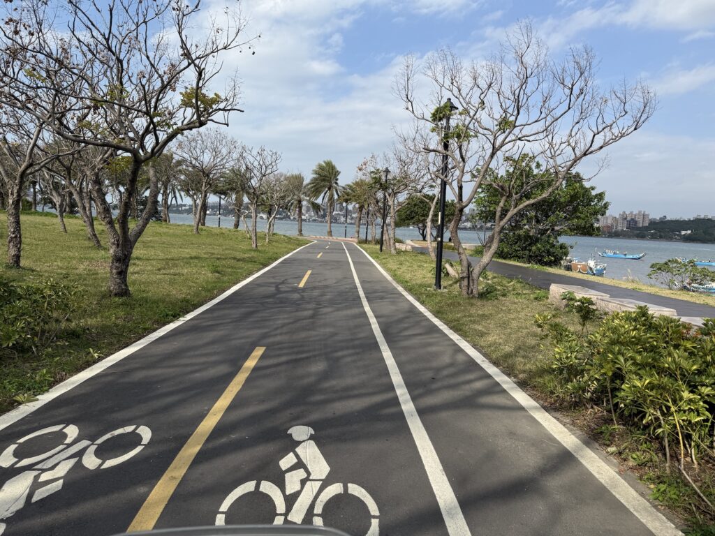 海を目指して3時間の自転車旅。編集後記「台湾でしたいこと」南国のムードが漂う「八里左岸公園」。夕日の名所として知られているそう。