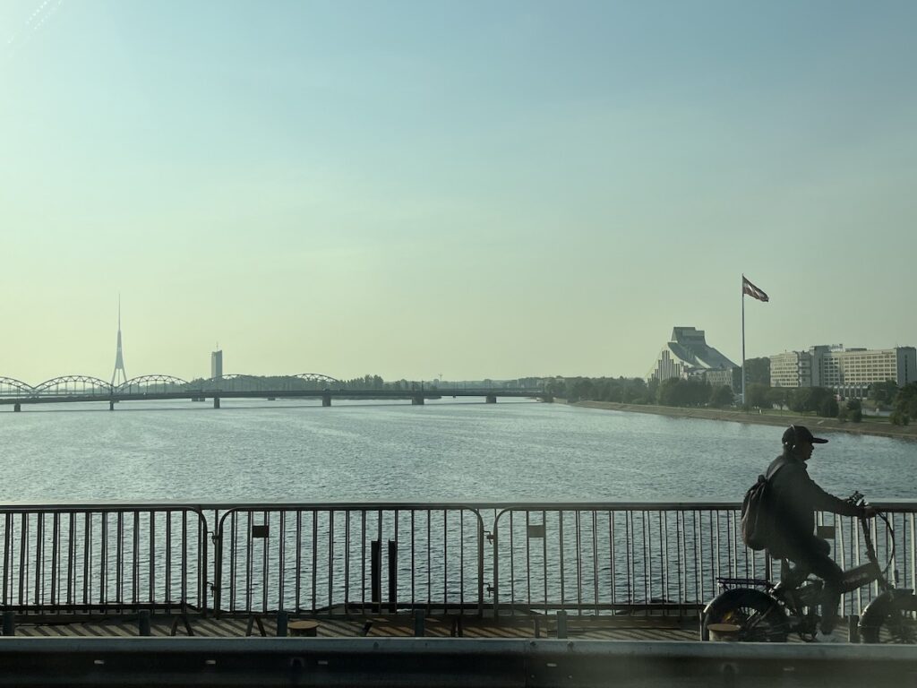 市内を流れるダウガワ川。リーガの旧市街の西側を流れ、バルト海に通じている。雄大な川の風景はリーガの街を象徴する。