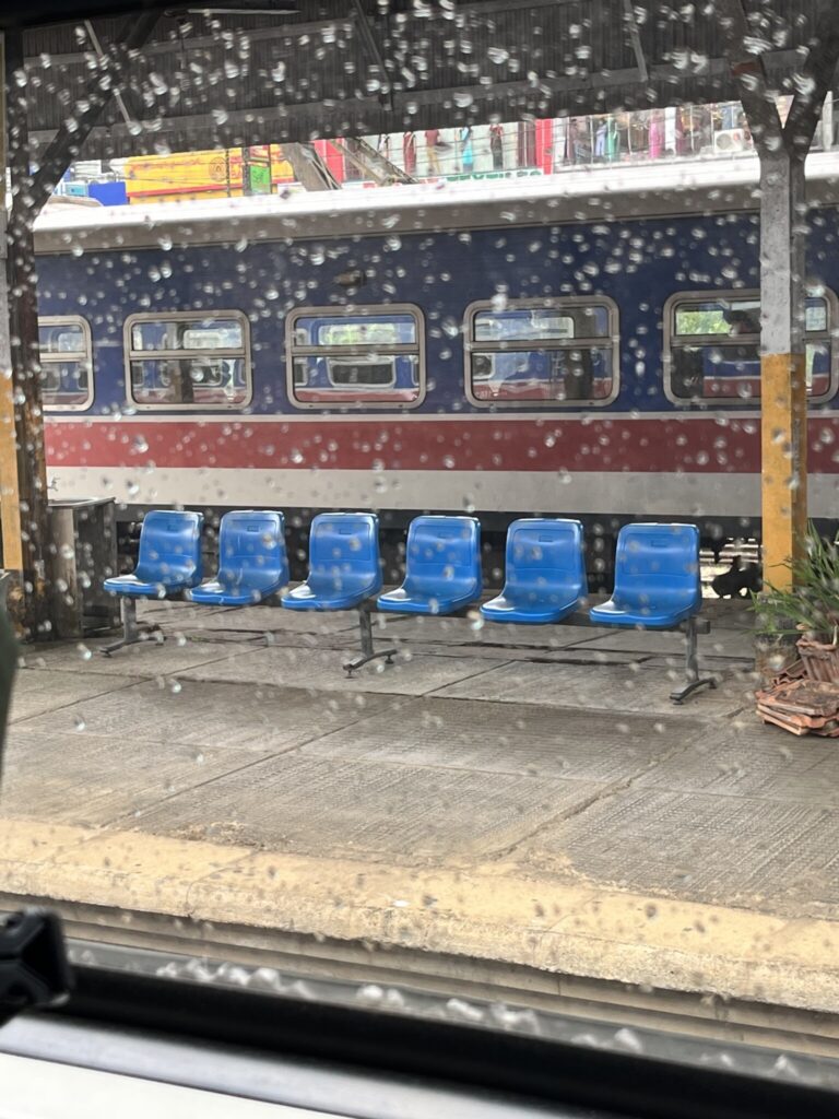 スリランカ鉄道に乗っていたら、急に雨が降ってきました。スコールです。途中駅で見た、ずらりと並ぶ椅子が美しかった。