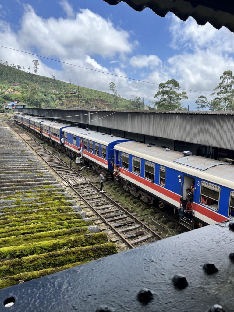 遅延は当たり前のスリランカ鉄道。チケットの値段によって、等級が分かれていて、指定席ではない号車には、乗客が溢れかえっていました。スリランカの人は列車が大好きらしく、街ゆく人々も、列車が通るたびに手を振ったり踊ったり、指笛を鳴らしたり、大はしゃぎ。