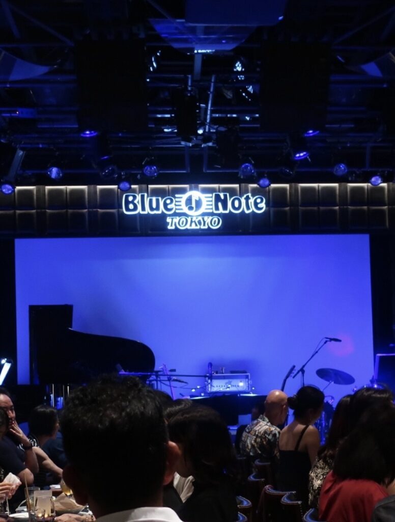 ブルーのワンピースで、ボサノバを。 TBSアナウンサー・吉村恵里子 &EYES#2 / 小野リサ /BLUE NOTE TOKYO