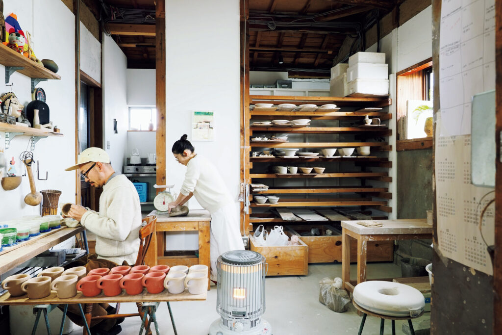 陶芸家の成田周平さん、鮫島 陽さんのアトリエは、実家の母屋に隣接する空いていた建物をDIY。奥はキッチンへと繋がる。