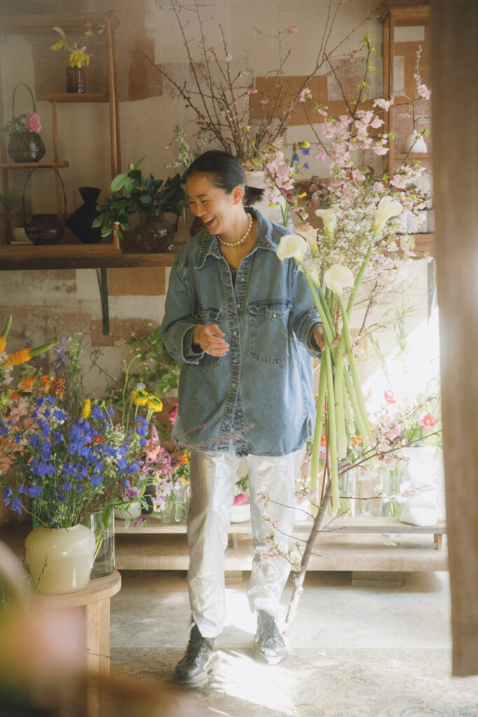 ベターライフを送る人たちの装いはきっと素敵だ。花を愛する、フローリストの壱岐ゆかりさんの定番は、エプロン代わりに羽織ったデニムシャツ。