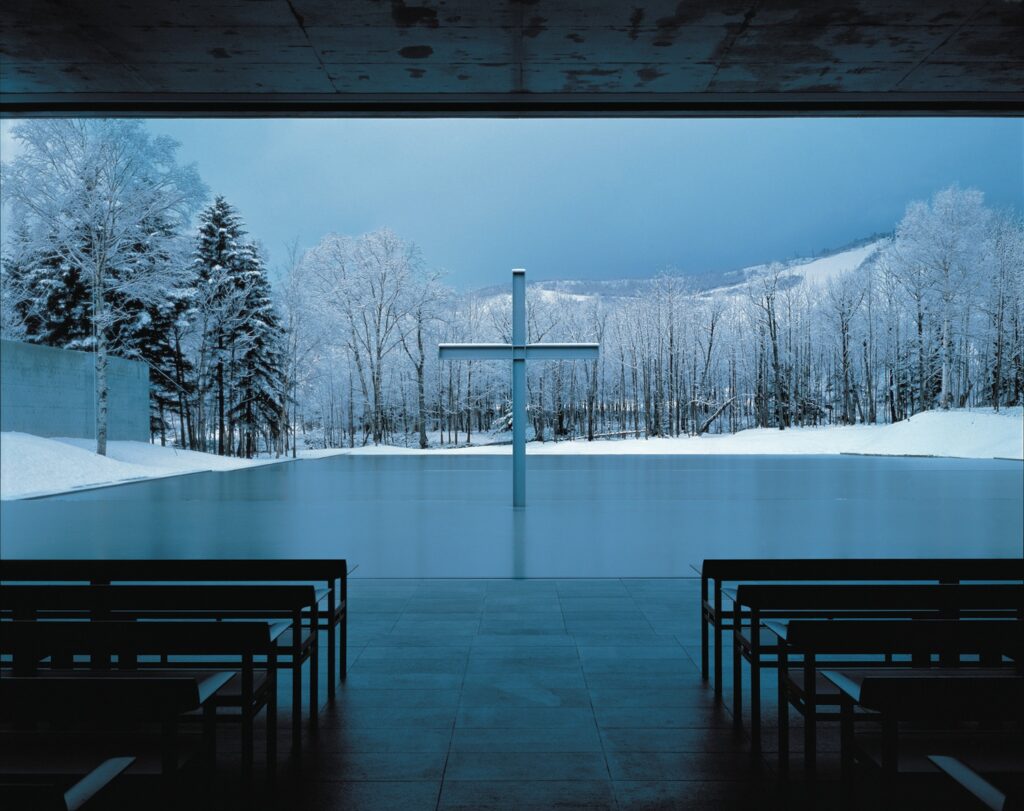 「水の教会」1988年、北海道勇払郡 photo by Yoshio Shiratori 安藤忠雄 建築家・安藤忠雄の軌跡から未来まで。「安藤忠雄展｜青春」が『グラングリーン大阪』で3月20日 (木) から7月21日 (月) まで開催。