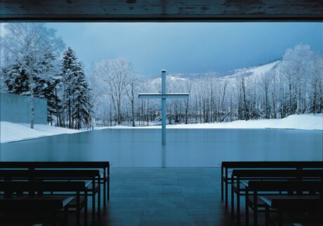 「水の教会」1988年、北海道勇払郡 photo by Yoshio Shiratori 安藤忠雄 建築家・安藤忠雄の軌跡から未来まで。「安藤忠雄展｜青春」が『グラングリーン大阪』で3月20日 (木) から7月21日 (月) まで開催。