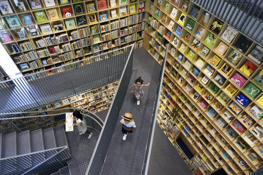 こども本の森 中之島 photo by Tadao Ando 建築家・安藤忠雄の軌跡から未来まで。「安藤忠雄展｜青春」が『グラングリーン大阪』で3月20日 (木) から7月21日 (月) まで開催。