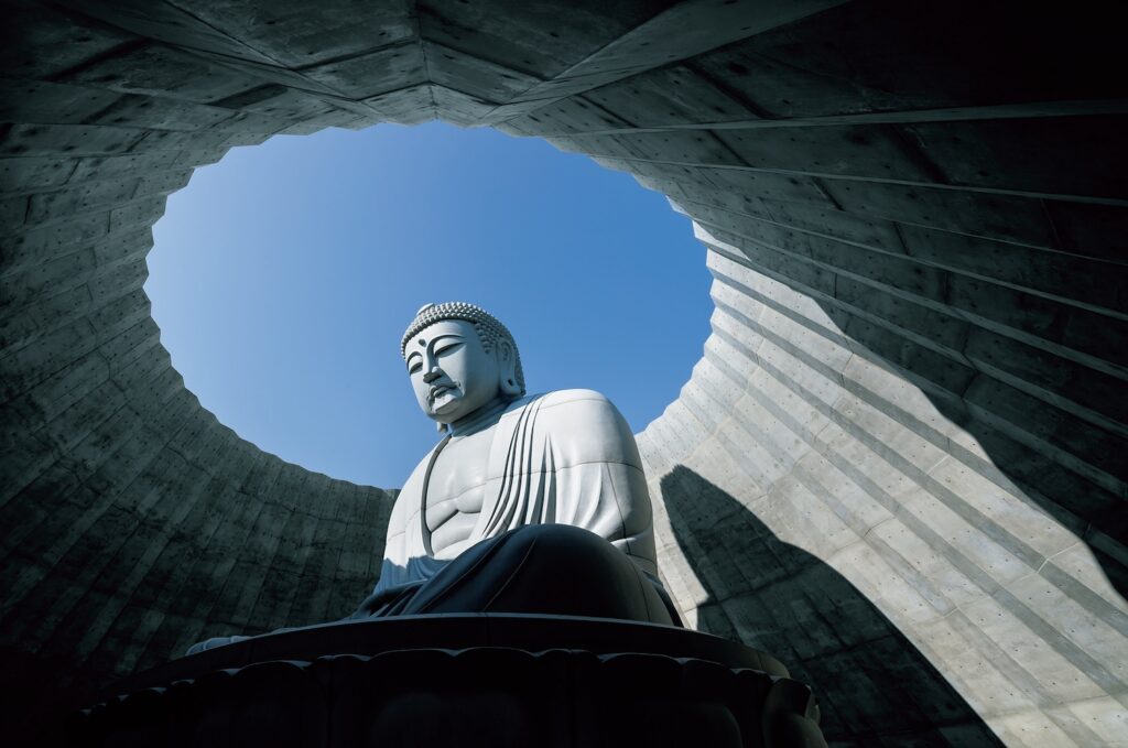 真駒内滝野霊園頭大仏 photo by Shigeo Ogawa 建築家・安藤忠雄の軌跡から未来まで。「安藤忠雄展｜青春」が『グラングリーン大阪』で3月20日 (木) から7月21日 (月) まで開催。