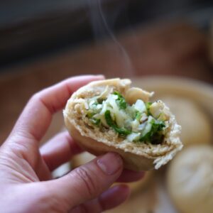日々菜弁 その4料理家・室田 HAAS 万央里 #4/ キャベツと菜花と油揚の春饅 | 蒸したて饅に抗えず味見。