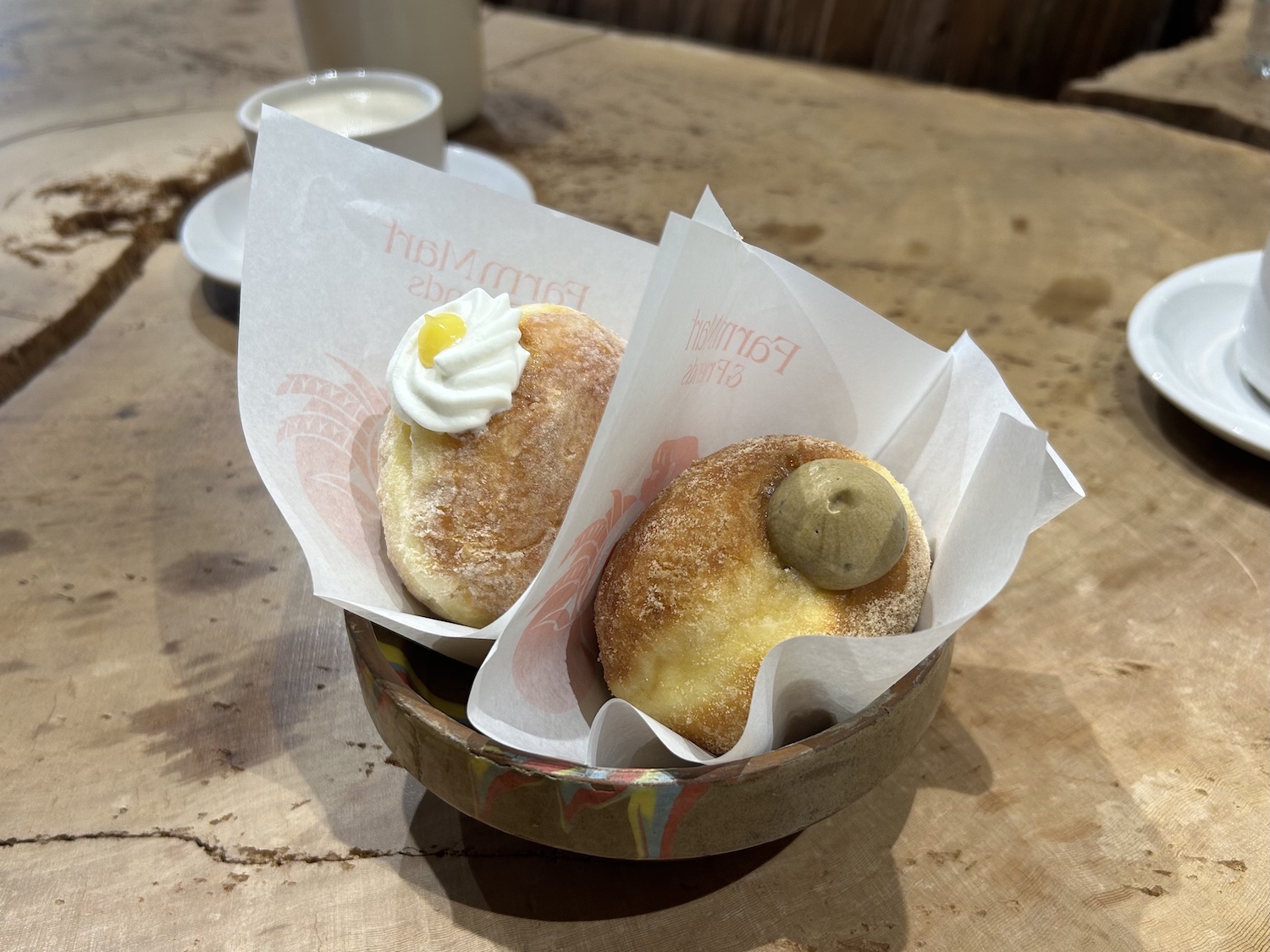 東京・代々木の『FarmMart & Friends』で、毎日でも食べたいドーナツと出合った日。編集者の東京街歩き。Vol.3 | ほうじ茶クリームは、しっかりと感じる苦味がクセになる。すだちカードは甘酸っぱさと甘味のバランスが絶妙。右から、「ほうじ茶クリーム」¥495、「すだちカード」¥462　