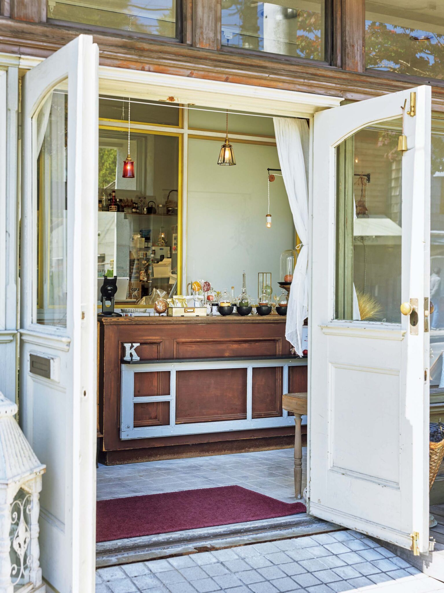 小さなタルトに愛をぎっしり詰め込んで。長野・軽井沢の『tarte K』を訪ねて。 | 小さな小さな店。Kの文字が印象的。カウンターの奥はキッチン。作っている様子がよく見える。 小さなタルトに愛をぎっしり詰め込んで。長野・軽井沢の『tarte K』を訪ねて。 | 小さな小さな店。Kの文字が印象的。カウンターの奥はキッチン。作っている様子がよく見える。