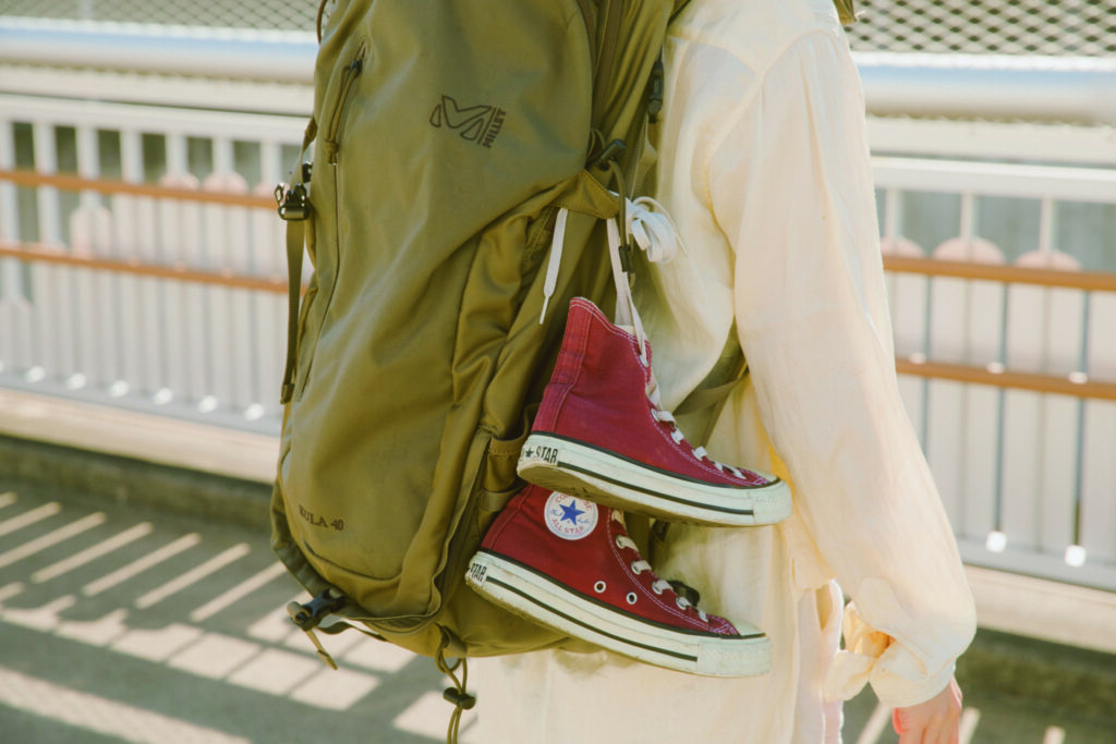 俳優・川崎ゆり子さんの春の着こなし。Spring Style Ideas「軽やかに旅する人」vol.10。