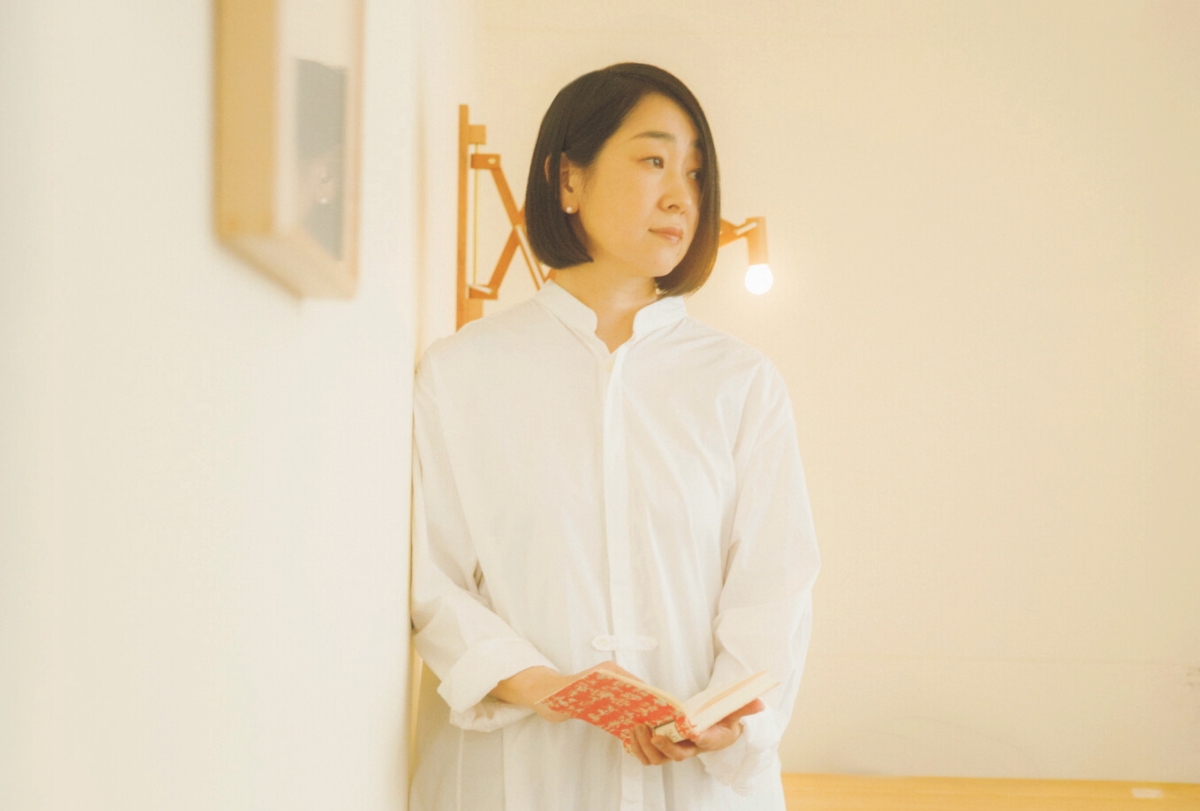 朗読家・岡安圭子さんの春の着こなし。Spring Style Ideas「言葉を大切にする人」vol.7。