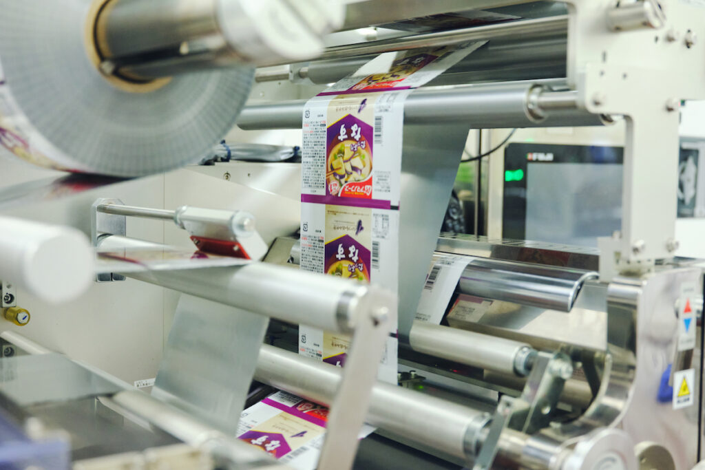完成したフリーズドライのおみそ汁を、機械を使って素早く衛生的に包装。