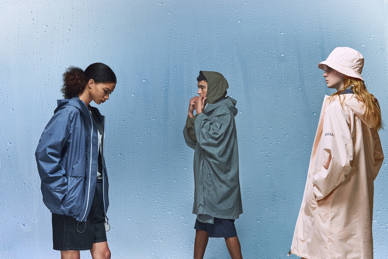 雨の日のお出かけが楽しくなる！ 〈エーグル〉が教えてくれる、傘いらずの自由なレインスタイル。