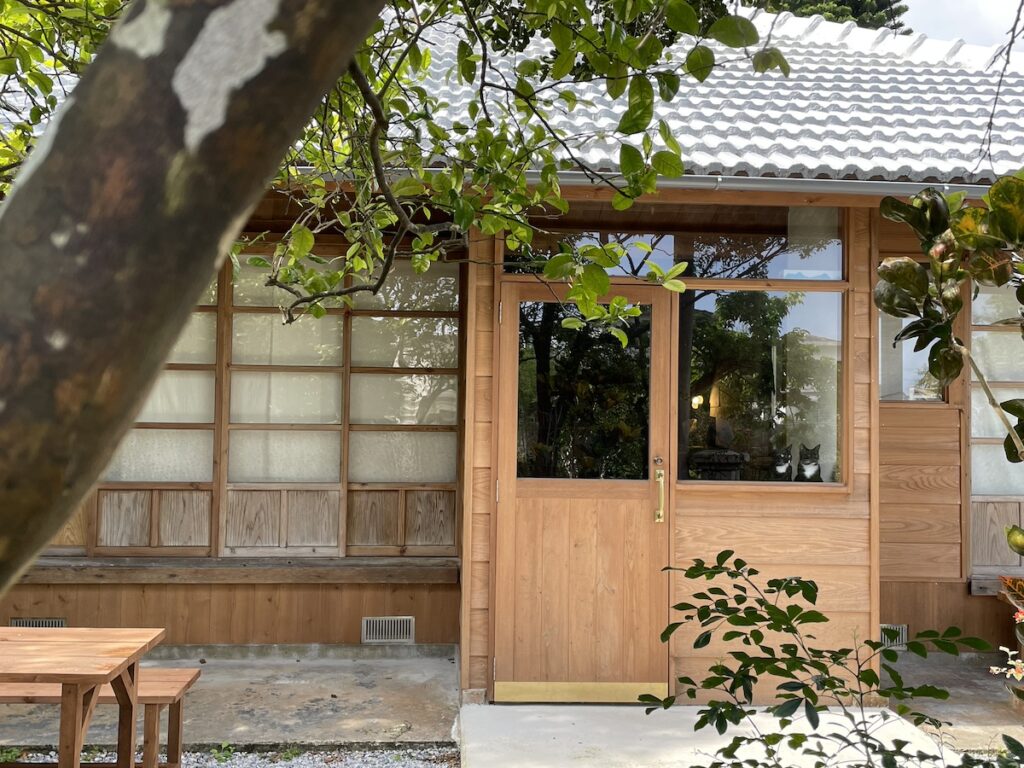 わび (右) 「わびさびはこれからも、このおうちで仲良くのんびり暮らしてます」【わびとさびの看板ねこ日誌。】黒猫