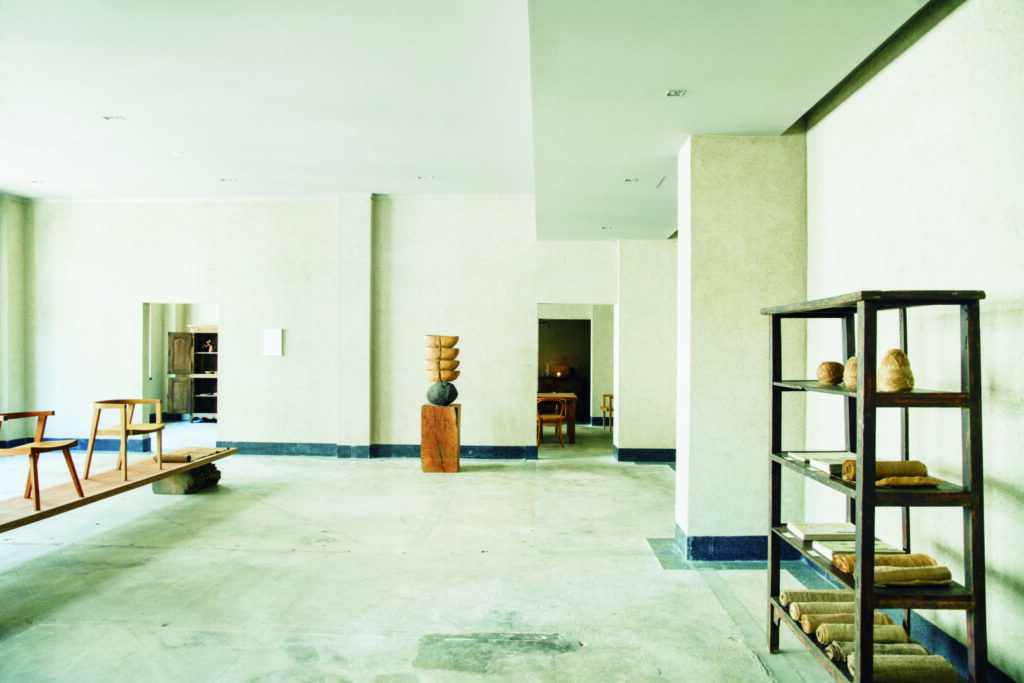 左は〈Teruhiro Yanagihara Studio〉が〈エルメス〉のためにデザインしたチェア。作り手と育むプロダクトが巨大空間に結集。兵庫・神戸『VAGUE KOBE』。 - 左は〈Teruhiro Yanagihara Studio〉が〈エルメス〉のためにデザインしたチェア。 作り手と育むプロダクトが巨大空間に結集。兵庫・神戸『VAGUE KOBE』。