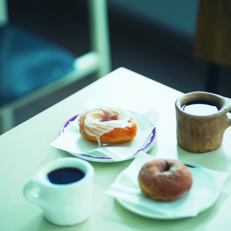 ハウスブレンドコーヒー¥520、自家製ドーナツ¥290〜。黒田美津子さんが”新しいもの”に出合いに行く店。長野・軽井沢『HORSE AND THE SUN』 - ハウスブレンドコーヒー¥520、自家製ドーナツ¥290〜。 黒田美津子さんが”新しいもの”に出合いに行く店。長野・軽井沢『HORSE AND THE SUN』