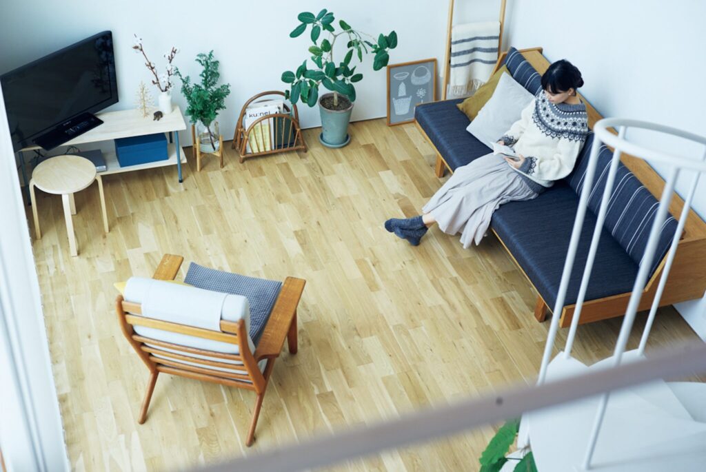 螺旋階段の上からリビングを見下ろす。目下気に入ったものが見つからないテレビボードは、アンティークの鉄製ベンチに木製の天板を付けてDIYした。本当に”好き”を集めた王国。機能的で楽しく美しい、〈北欧、暮らしの道具店〉バイヤー・竹内敦子さんの住まい。