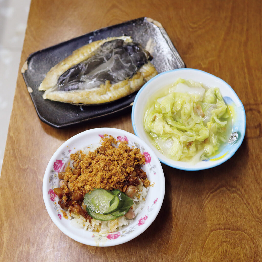手前から、台南米糕40元、扁魚白菜魯30元、煎虱目魚140元。台南名物の米糕とサバヒーを、台北の朝食で。【&Taipei 台北の朝ごはん】 - 手前から、台南米糕40元、扁魚白菜魯30元、煎虱目魚140元。 台南名物の米糕とサバヒーを、台北の朝食で。【&Taipei 台北の朝ごはん】