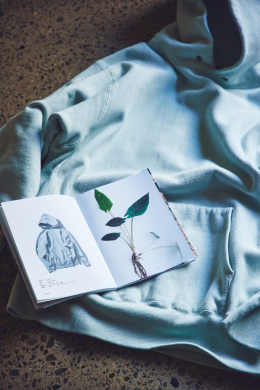 減少し続けるボタニカル染めの素晴らしさを伝える冊子を製作。減少し続けるボタニカル染めの素晴らしさを伝える冊子を製作。〈エイトン〉ディレクター・久㟢康晴さん。スタンダードを作る人の、センスの源。 - 減少し続けるボタニカル染めの素晴らしさを伝える冊子を製作。 減少し続けるボタニカル染めの素晴らしさを伝える冊子を製作。〈エイトン〉ディレクター・久㟢康晴さん。スタンダードを作る人の、センスの源。