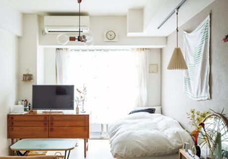 青いカーペットはホテルのような雰囲気にしたくて、試しに壁際にだけ敷いてみた。照明も気に入るものが見つかるまで丁寧に探した。好きなデザインだけを一部屋に収めた、衣装製作家・遠藤美南さんの家。住まいを楽しく、整える。