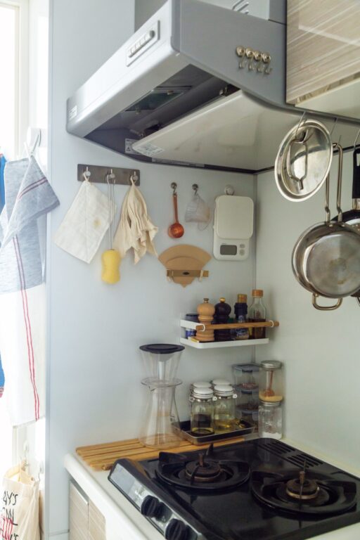 キッチン。こちらも小さいので、調味料のボトルや調理道具などはなるべく小さいものを選ぶようにしている。キッチン。こちらも小さいので、調味料のボトルや調理道具などはなるべく小さいものを選ぶようにしている。好きなデザインだけを一部屋に収めた、衣装製作家・遠藤美南さんの家。住まいを楽しく、整える。 - キッチン。こちらも小さいので、調味料のボトルや調理道具などはなるべく小さいものを選ぶようにしている。 キッチン。こちらも小さいので、調味料のボトルや調理道具などはなるべく小さいものを選ぶようにしている。好きなデザインだけを一部屋に収めた、衣装製作家・遠藤美南さんの家。住まいを楽しく、整える。