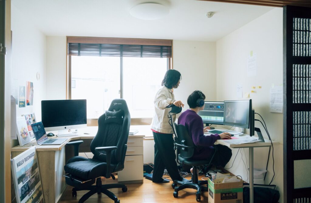 和室と洋室は続きになっている。川北ゆめきさんと篠田知典さんは編集作業中。築48年の低層集合住宅に新しい物語を。映画監督たちの食住一体のシェアハウス。