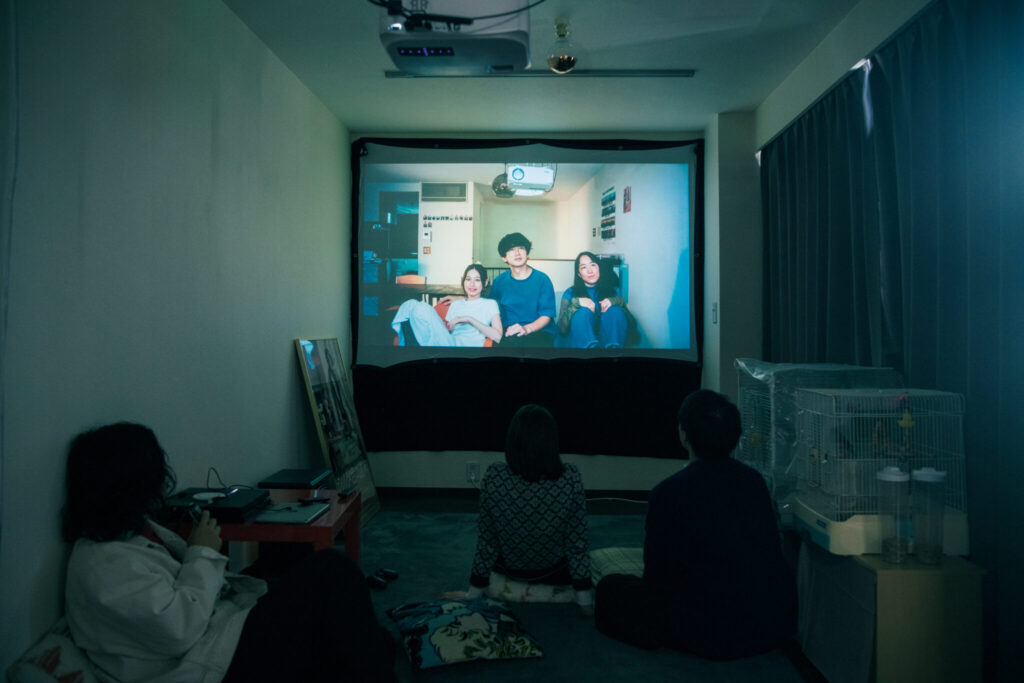 スクリーンに映されているのは、この家でロケをした映像作品。築48年の低層集合住宅に新しい物語を。映画監督たちの食住一体のシェアハウス。