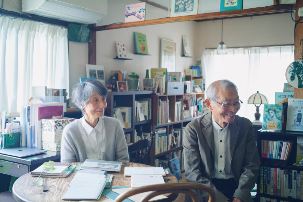 自宅で私設図書館「木林文庫」を始めた須山実さん・須山佐喜世さん夫妻。ふたりはこの場所で編集出版事務所〈エクリ〉の仕事も行っている。