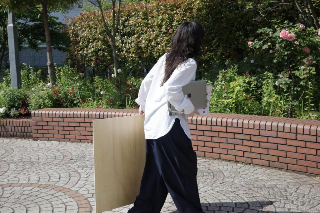 この仕事を始めてから、自然光の尊さを学びました。今日も、良い光を求めてさまよっています。社会人2年目、ワークライフバランスを考える。編集後記「素敵に生きる人の、働き方。」 - この仕事を始めてから、自然光の尊さを学びました。今日も、良い光を求めてさまよっています。 社会人2年目、ワークライフバランスを考える。編集後記「素敵に生きる人の、働き方。」