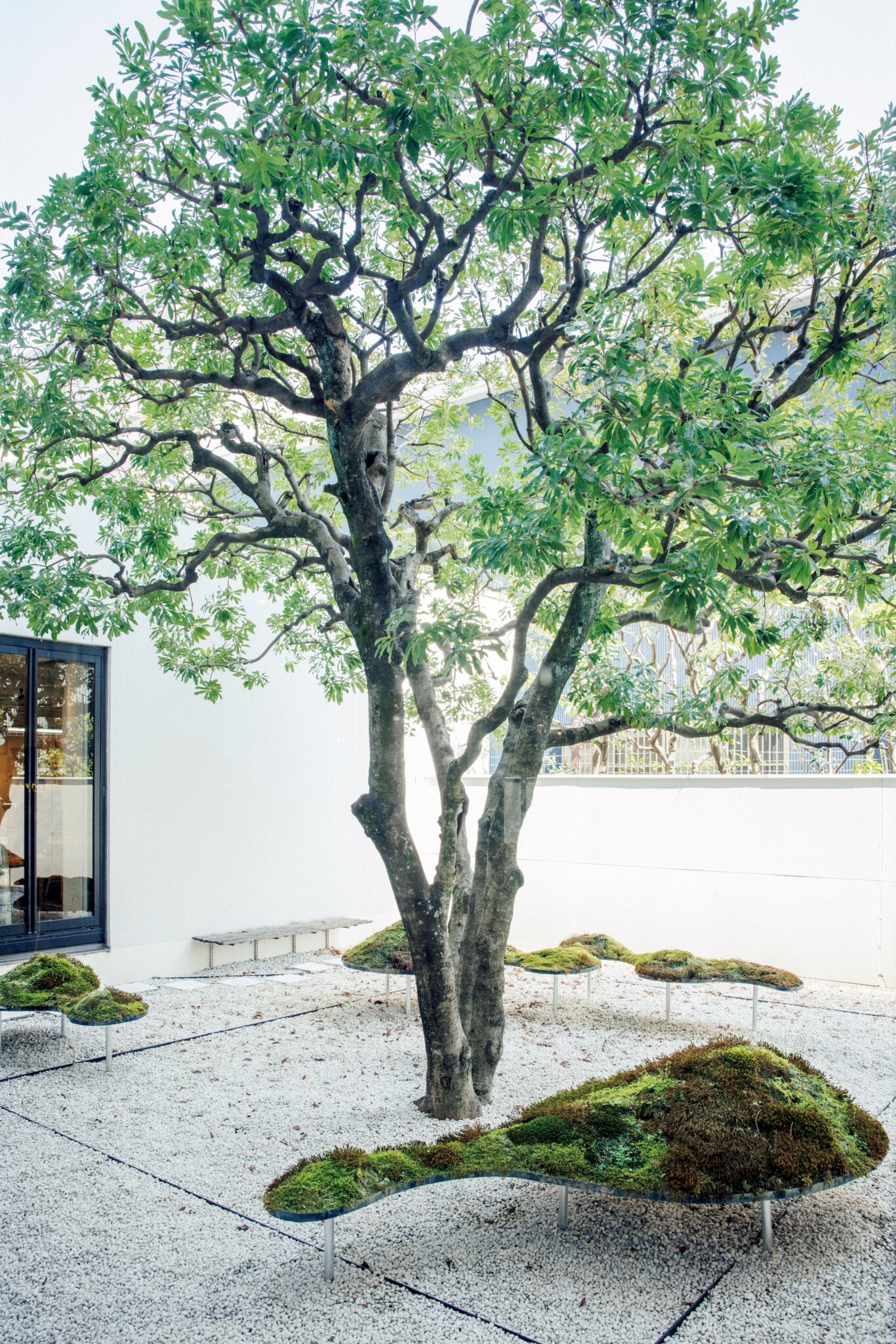 京都の街を描いた、『ホテル アンテルーム 京都』の石庭。ひみつの坪庭
