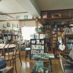 私設図書館「木林文庫」で出合った、 無理なく続ける仕事の形。編集後記「素敵に生きる人の、働き方」「木林文庫」には、葉っぱや根っこを含め多岐にわたる「木にまつわる本」が約1800冊揃う。