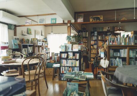 私設図書館「木林文庫」で出合った、 無理なく続ける仕事の形。編集後記「素敵に生きる人の、働き方」「木林文庫」には、葉っぱや根っこを含め多岐にわたる「木にまつわる本」が約1800冊揃う。