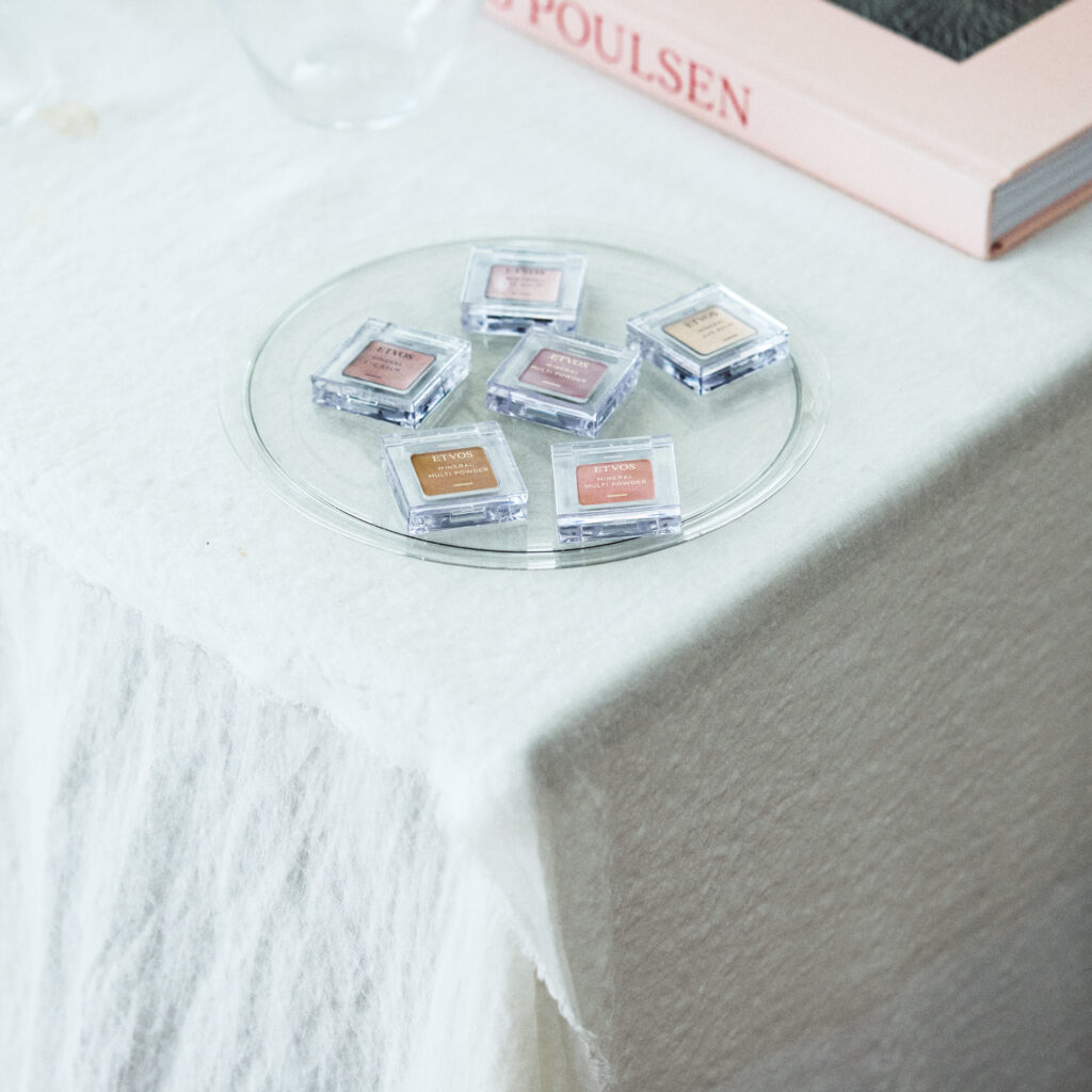 ETVOS | MINERAL EYE BALM / MINERAL MULTI POWDER
アイブロウにも。ミネラルマルチパウダー フレンチモーブ(中央)、トープピンク(右下)、ペールキャラメル(左下) 2g 各¥2,530 ハイライトにもなる目元美容バーム。ミネラルアイバーム ピンクフィズ(中央左)、ローズクォーツ(上)、シャンパンアイボリー(右上)1.7g 各¥2,750(エトヴォス 0120−0477−80)ETVOS | MINERAL EYE BALM / MINERAL MULTI POWDER - ETVOS | MINERAL EYE BALM / MINERAL MULTI POWDER
アイブロウにも。ミネラルマルチパウダー フレンチモーブ(中央)、トープピンク(右下)、ペールキャラメル(左下) 2g 各¥2,530 ハイライトにもなる目元美容バーム。ミネラルアイバーム ピンクフィズ(中央左)、ローズクォーツ(上)、シャンパンアイボリー(右上)1.7g 各¥2,750(エトヴォス 0120−0477−80) ETVOS | MINERAL EYE BALM / MINERAL MULTI POWDER
