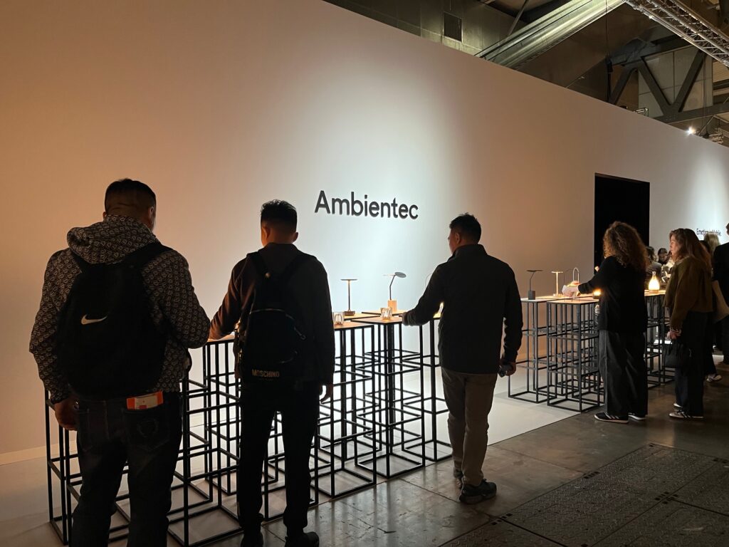 日本を代表する〈アンビエンテック〉や、〈細尾〉の新作コレクションも展示。世界の家具の祭典、ミラノサローネだより。写真と文:浦江由美子 (ライター、コーディネーター) #3 日本を代表する〈アンビエンテック〉や、〈細尾〉の新作コレクションも展示。世界の家具の祭典、ミラノサローネだより。写真と文:浦江由美子 (ライター、コーディネーター) #3