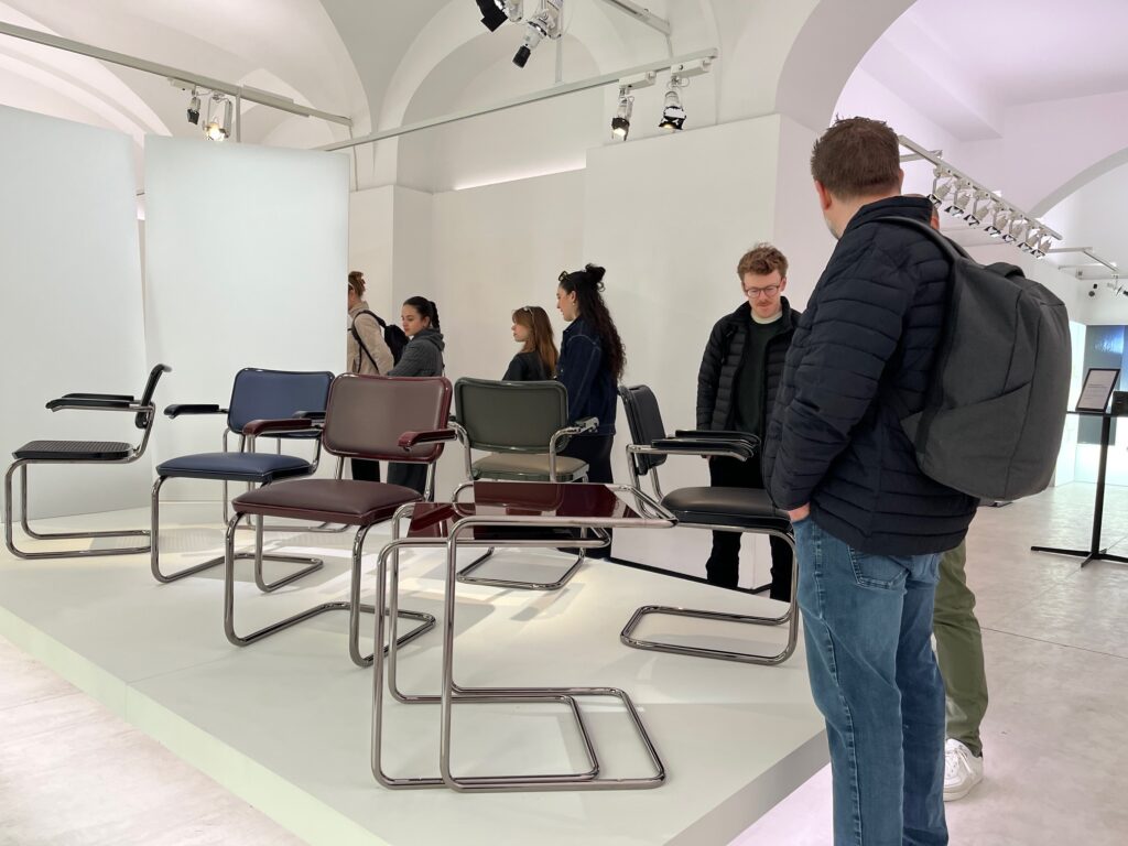 〈ジル・サンダー〉が初めて手がけた家具のプロジェクト「JS.THONET」バウハウスのDNAが息づく、ドイツのデザイン。世界の家具の祭典、ミラノサローネだより。写真と文：浦江由美子 (ライター、コーディネーター) #4