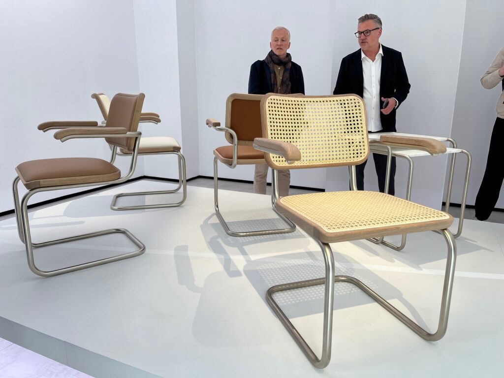 〈ジル・サンダー〉が初めて手がけた家具のプロジェクト「JS.THONET」バウハウスのDNAが息づく、ドイツのデザイン。世界の家具の祭典、ミラノサローネだより。写真と文：浦江由美子 (ライター、コーディネーター) #4