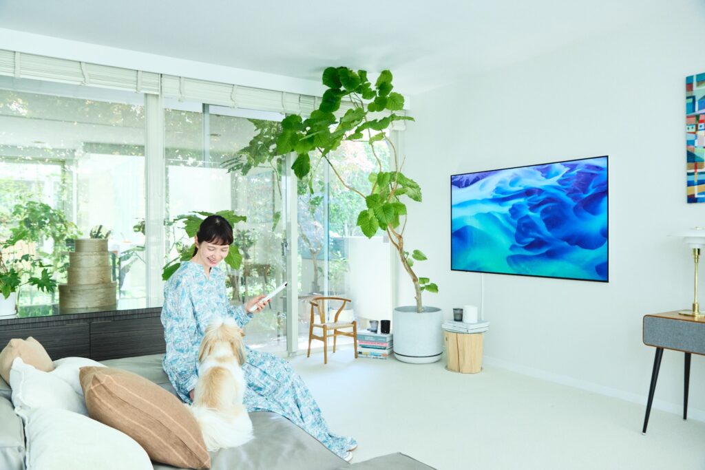 壁に薄くフィットする〈パナソニック〉の「ウォールフィットテレビ」で空間を自由に楽しむ、モデル・kazumiさんの住まいへ。 壁に薄くフィットする〈パナソニック〉の「ウォールフィットテレビ」で空間を自由に楽しむ、モデル・kazumiさんの住まいへ。