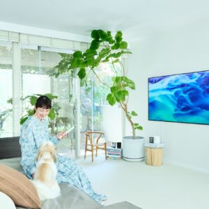 壁に薄くフィットする〈パナソニック〉の「ウォールフィットテレビ」で空間を自由に楽しむ、モデル・kazumiさんの住まいへ。