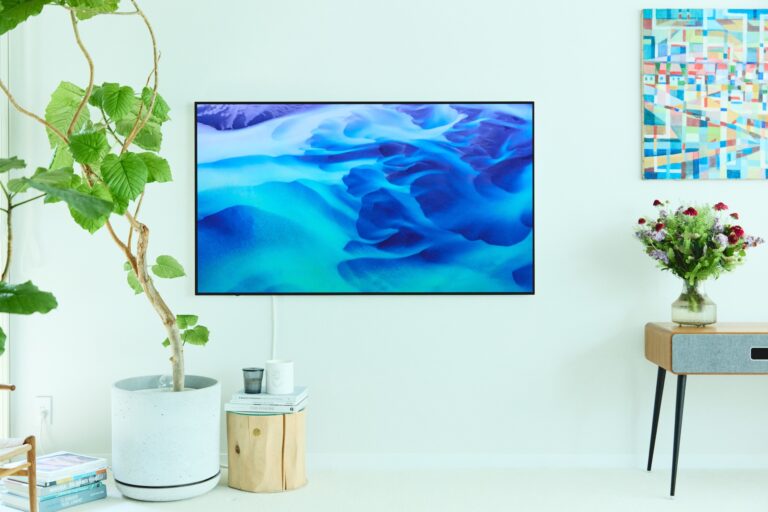 壁に薄くフィットする〈パナソニック〉の「ウォールフィットテレビ」で空間を自由に楽しむ、モデル・kazumiさんの住まいへ。 壁に薄くフィットする〈パナソニック〉の「ウォールフィットテレビ」で空間を自由に楽しむ、モデル・kazumiさんの住まいへ。