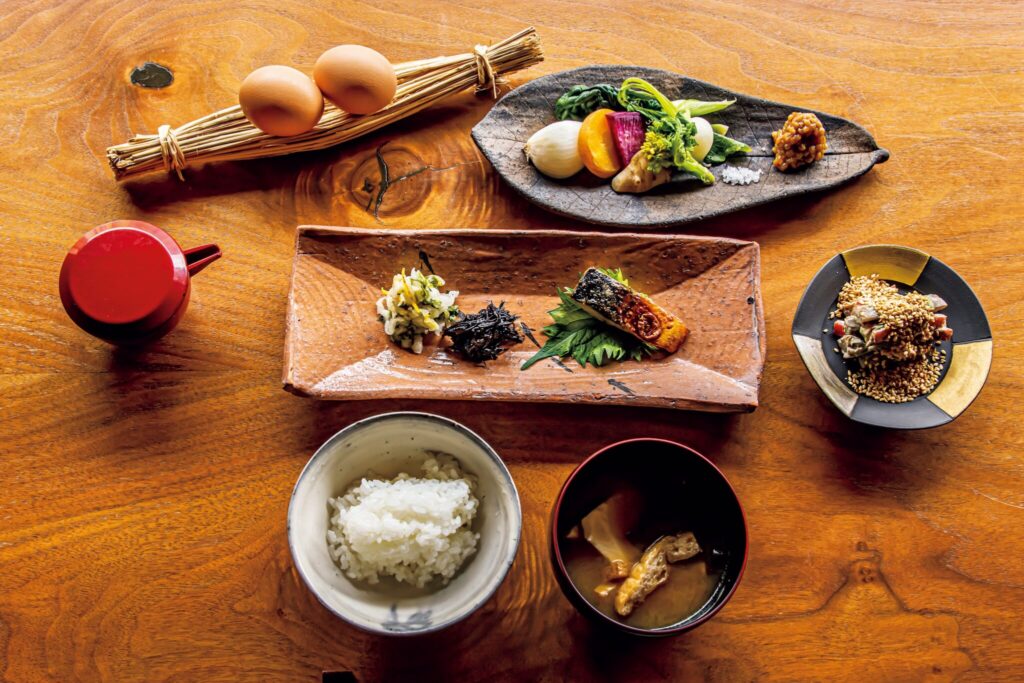朝食¥3,300。右上から時計回りに、蒸し野菜と金山寺味噌、叩きごぼう、京人参、芹、利休麩の胡麻和え、ご飯と味噌汁、特別濃厚卵、中央はへしこの炭焼き、自家製漬物。『丹』のザ・正統和朝食で旅のはじまりを。食いしん坊も唸らせる、京の朝ごはん。vol.1 - 朝食¥3,300。右上から時計回りに、蒸し野菜と金山寺味噌、叩きごぼう、京人参、芹、利休麩の胡麻和え、ご飯と味噌汁、特別濃厚卵、中央はへしこの炭焼き、自家製漬物。 『丹』のザ・正統和朝食で旅のはじまりを。食いしん坊も唸らせる、京の朝ごはん。vol.1